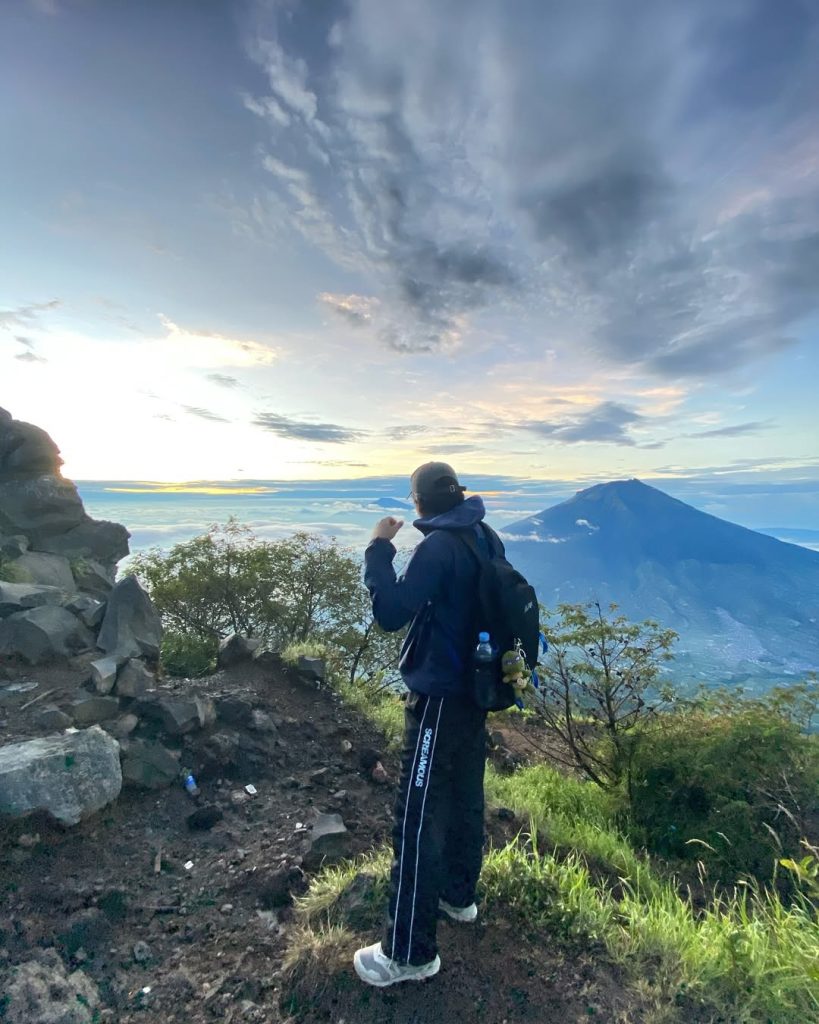 Sunrise di Puncak Gunung Sindoro Alera Adventure (SC IG mfthprid_) (2)