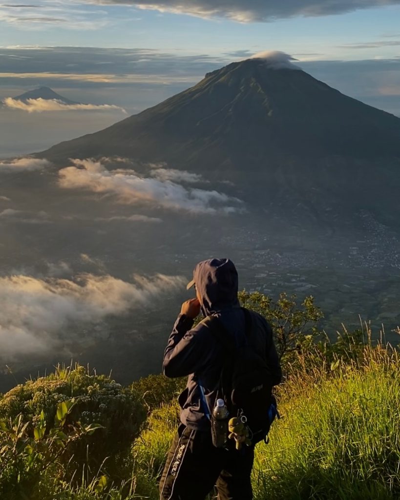 Sunrise di Puncak Gunung Sindoro Alera Adventure (SC IG mfthprid_) (3)