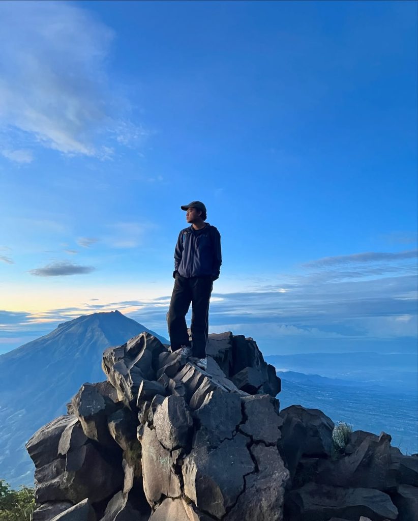Sunrise di Puncak Gunung Sindoro Alera Adventure (SC IG mfthprid_)