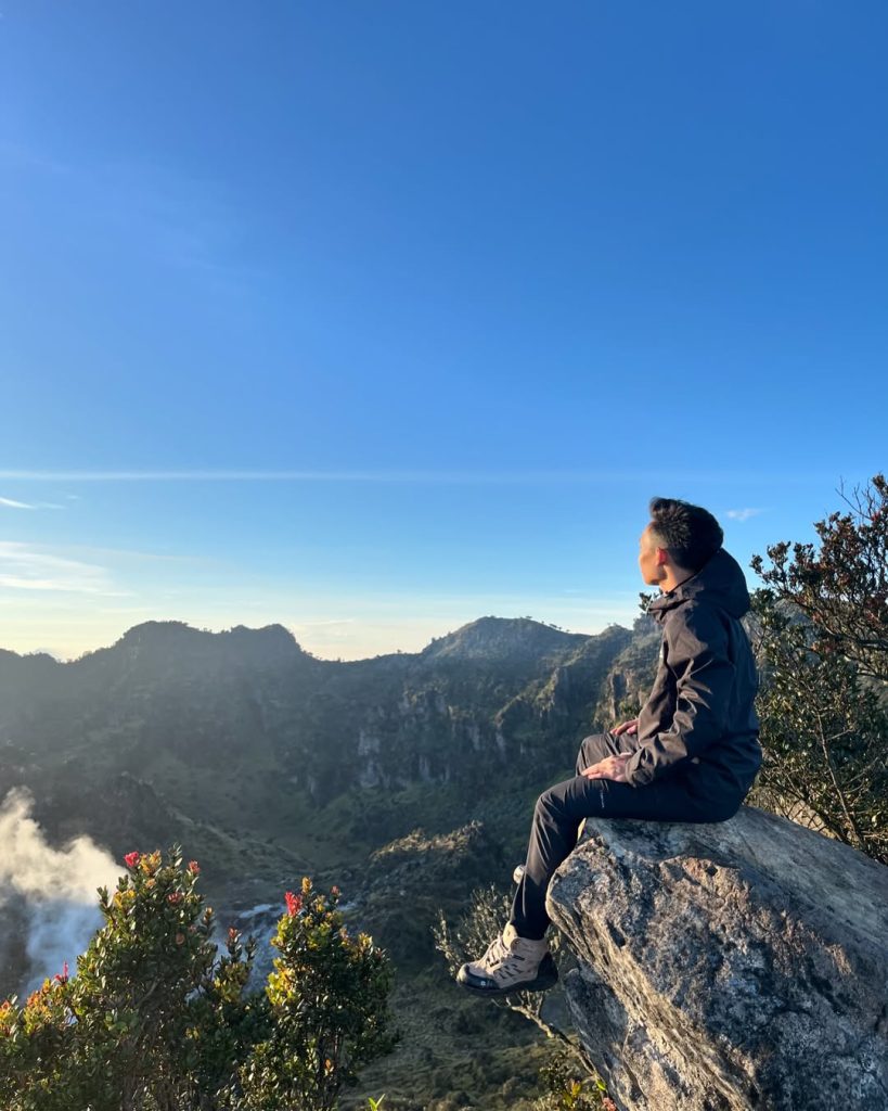 Sunrise di Puncak Gunung Sumbing Alera Adventure (SC IG rafidafallah) (3)