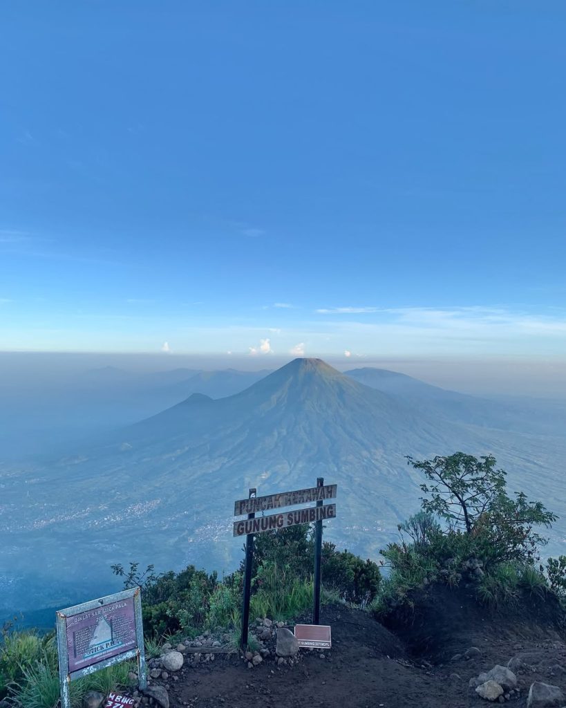 Sunrise di Puncak Gunung Sumbing Alera Adventure (SC IG rafidafallah)