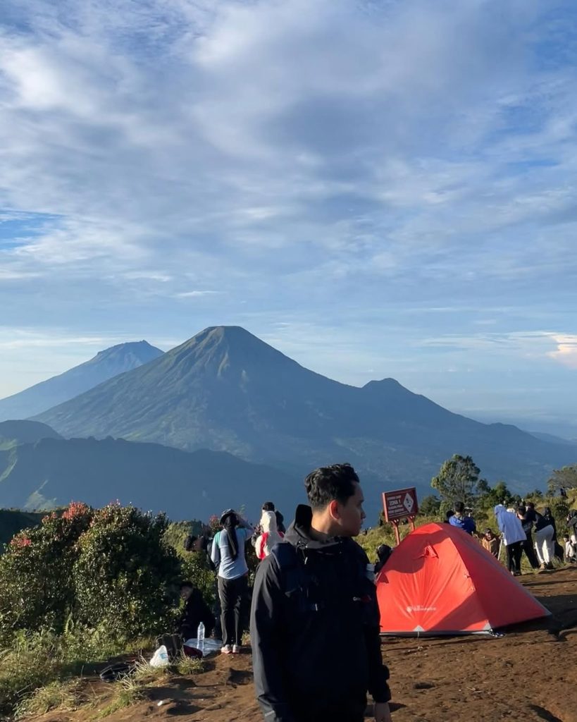 Mendaki Gunung Sambil Membantu Masyarakat Alera Adventure (SC IG veriazmiii_) (2)