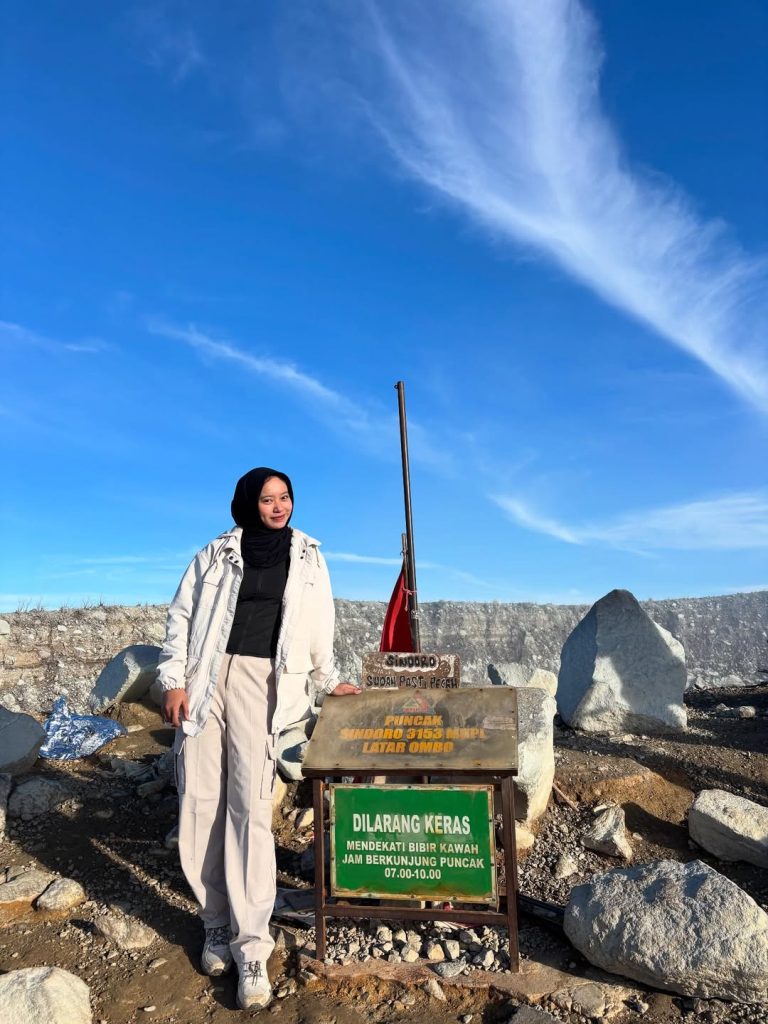 Spot Foto Terbaik di Gunung Sindoro Alera Adventure (SC IG afr.hnnah)