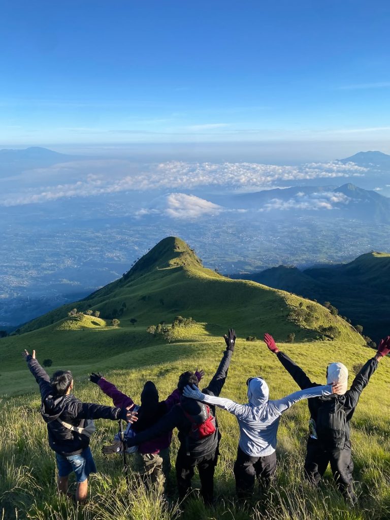 Wisata Gunung dengan Padang Savana Alera Adventure airputih._ (3)