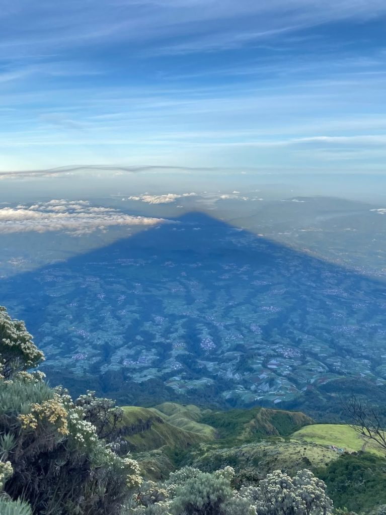 Mitos dan Fakta Tentang Gunung Sumbing Alera Adventure (SC IG nbilazkyya) (3)