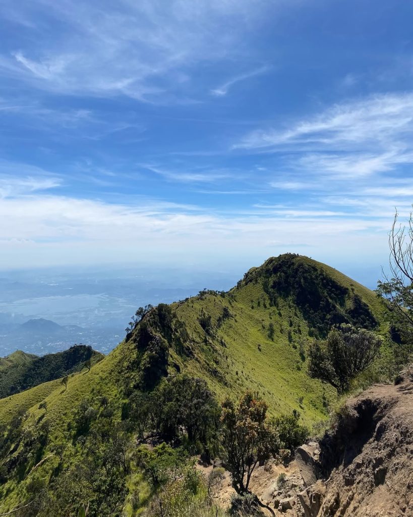Rekomendasi Gunung Terbaik Untuk Solo Hiking Alera Adventure (SC IG nakomiii_) (2)