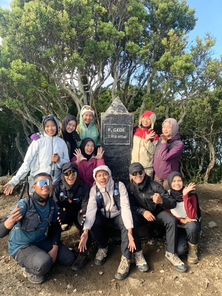 Sejarah Gunung Gede Alera Adenture(Sc IG yarazulfaa) (3)