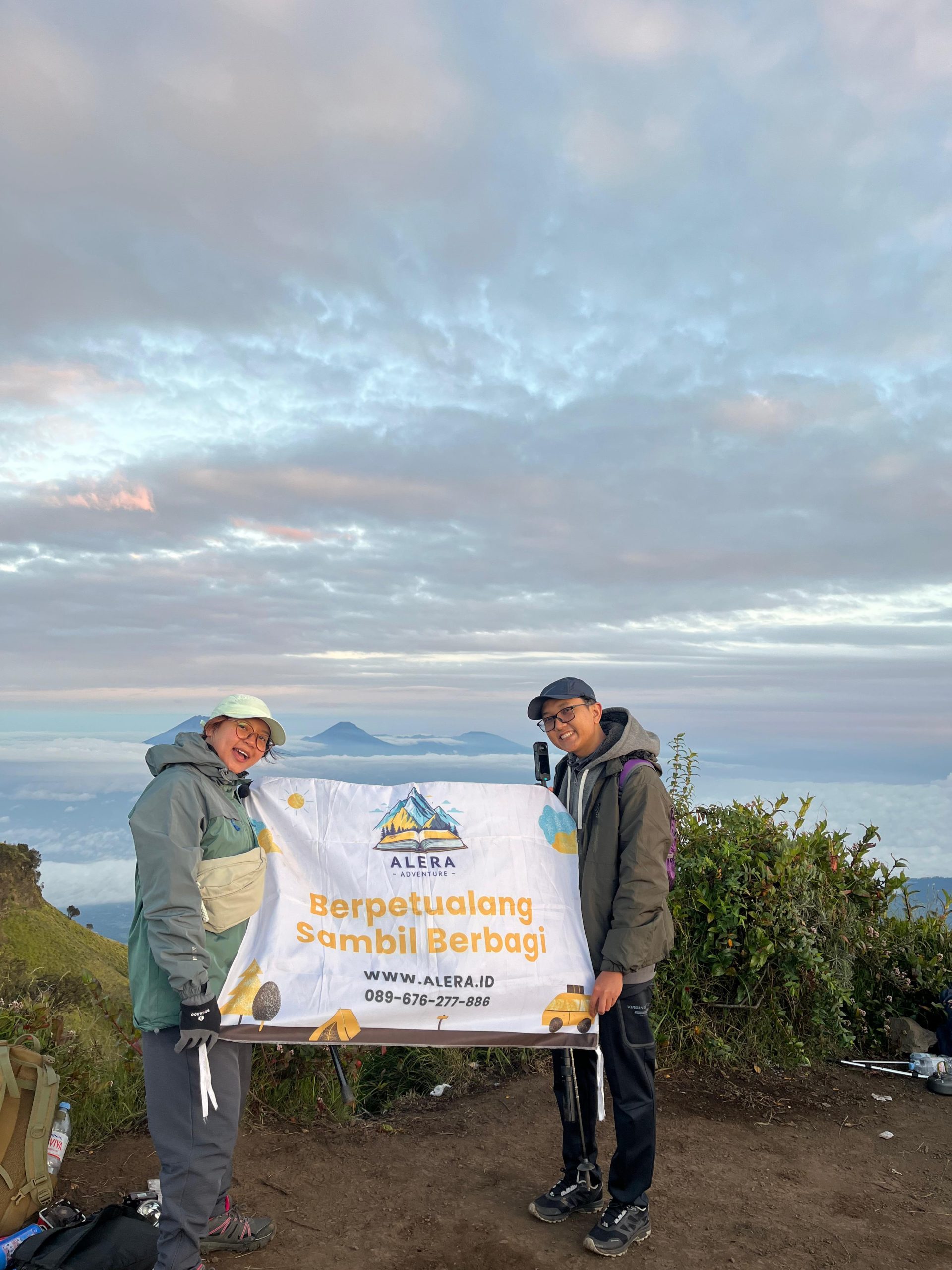 Jasa Porter Gunung Merbabu Alera Adventure Jasa Porter Gunung Merbabu Alera Adventure membawa perlengkapan pendaki dengan senyum.