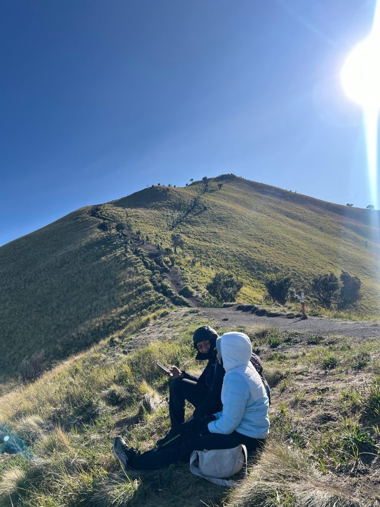 Jasa Porter Merbabu membawa perlengkapan mendaki dengan semangat di jalur Alera Adventure. Judul: Jasa Porter Merbabu Alera Adventure Keterangan: Para porter Merbabu Alera Adventure siap tempur, bawa tas gunungmu serasa bawa angin! Dijamin punggung aman, hati senang! Deskripsi: Gambar ini menampilkan seorang porter dari Alera Adventure yang sedang mengangkut perlengkapan mendaki di jalur Gunung Merbabu. Dengan fokus pada Jasa Porter Merbabu, gambar ini menyoroti kemudahan dan efisiensi yang ditawarkan oleh layanan porter profesional kami, yang memastikan pendakian Anda lebih nyaman dan menyenangkan.
