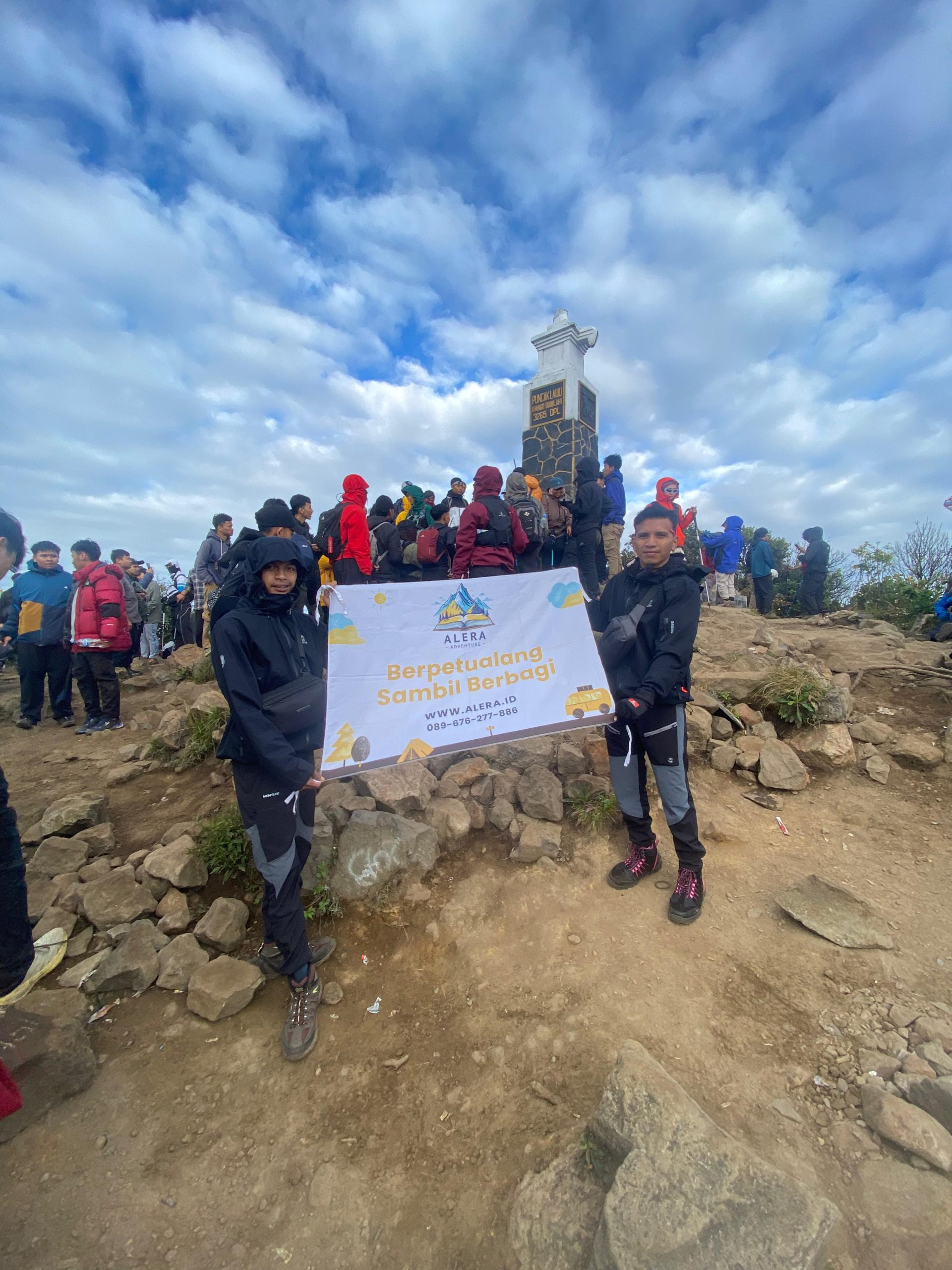 Destinasi Akhir Tahun Gunung Lawu Alera Adventure Destinasi Akhir Tahun: Keindahan lanskap Gunung Lawu di pagi hari Alera Adventure
