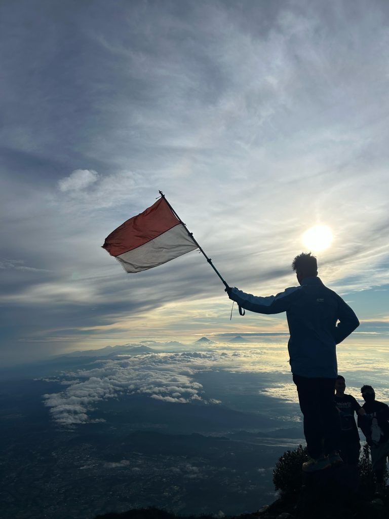 Ide Liburan Desember Pendakian Gunung Slamet Alera Adventure Judul: Ide Liburan Desember Gunung Slamet Alera Adventure Keterangan: Siapa bilang liburan Desember cuma bisa di mall? Ini dia salah satu keindahan Gunung Slamet yang siap bikin kamu auto-healing bareng Alera Adventure! Deskripsi: Pemandangan puncak Gunung Slamet yang memukau, cocok untuk inspirasi ide liburan Desember yang penuh petualangan dan mendaki gunung bersama Alera Adventure.
