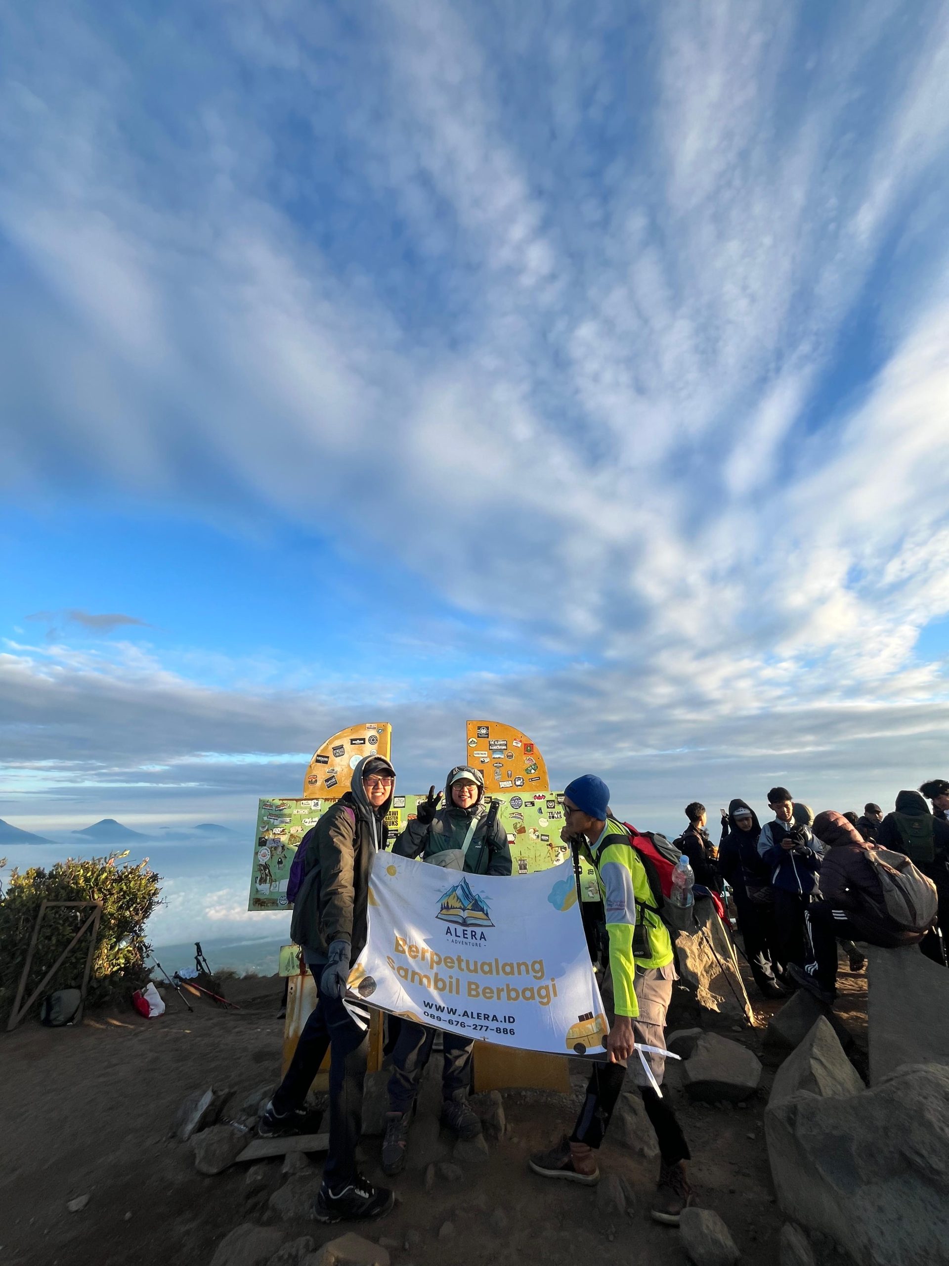 Ide Liburan Unik Gunung Merbabu Alera Adventure Pendaki ceria menikmati Ide Liburan Unik di gunung Merbabu bersama Alera Adventure