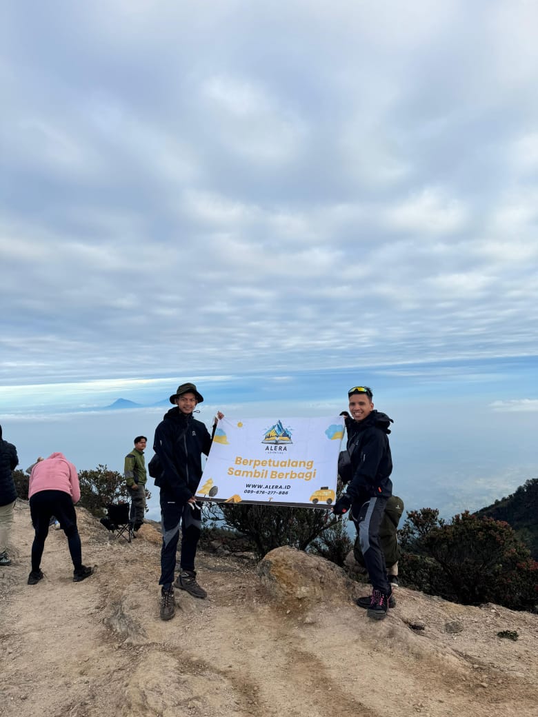 Persiapan Jasa Masak Lawu di Basecamp Alera Adventure Tim Alera Adventure menyiapkan makanan di basecamp dengan Jasa Masak Lawu