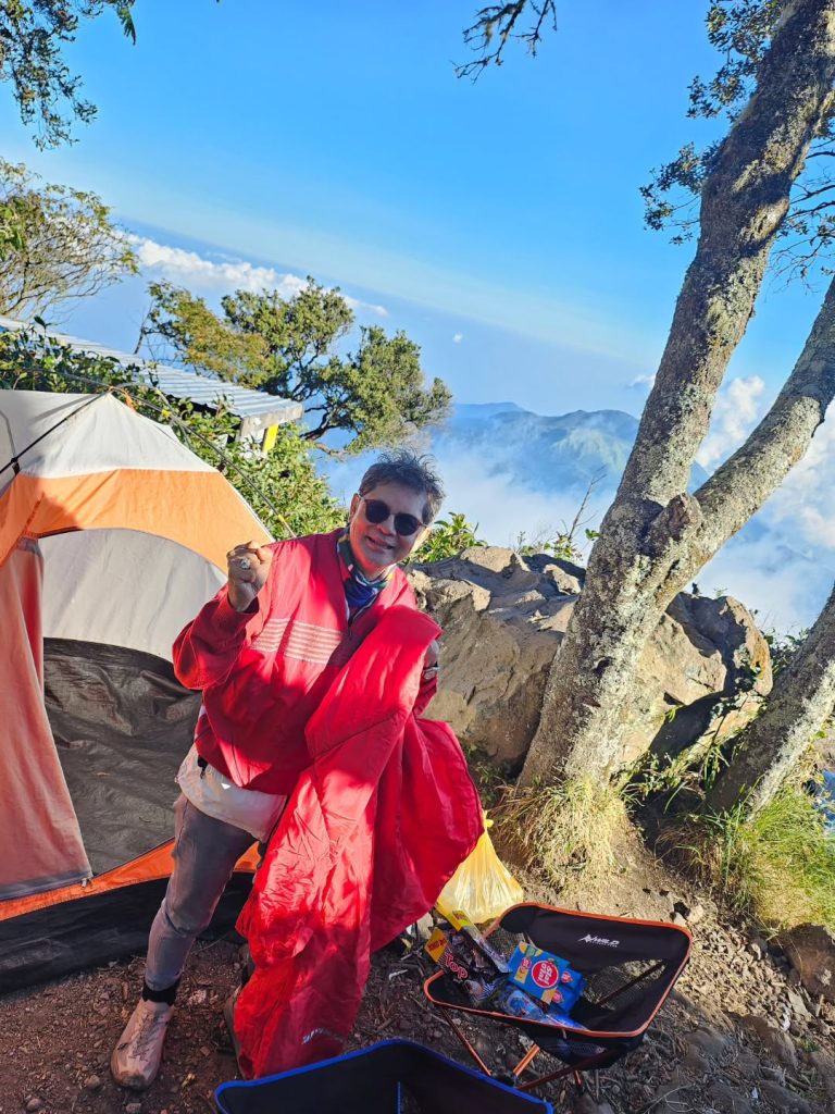 Jasa Porter Karanganyar Mendaki Gunung Lawu Alera Adventure Judul: Jasa Porter Karanganyar Lawu Alera Adventure Keterangan: Senyum sumringah pendaki ditemani Jasa Porter Karanganyar dari Alera Adventure, beban terangkat, hati pun senang! Deskripsi: Gambar ini menampilkan suasana pendakian ceria dengan bantuan Jasa Porter Karanganyar dari Alera Adventure, memastikan perjalanan yang menyenangkan dan ringan di Gunung Lawu.