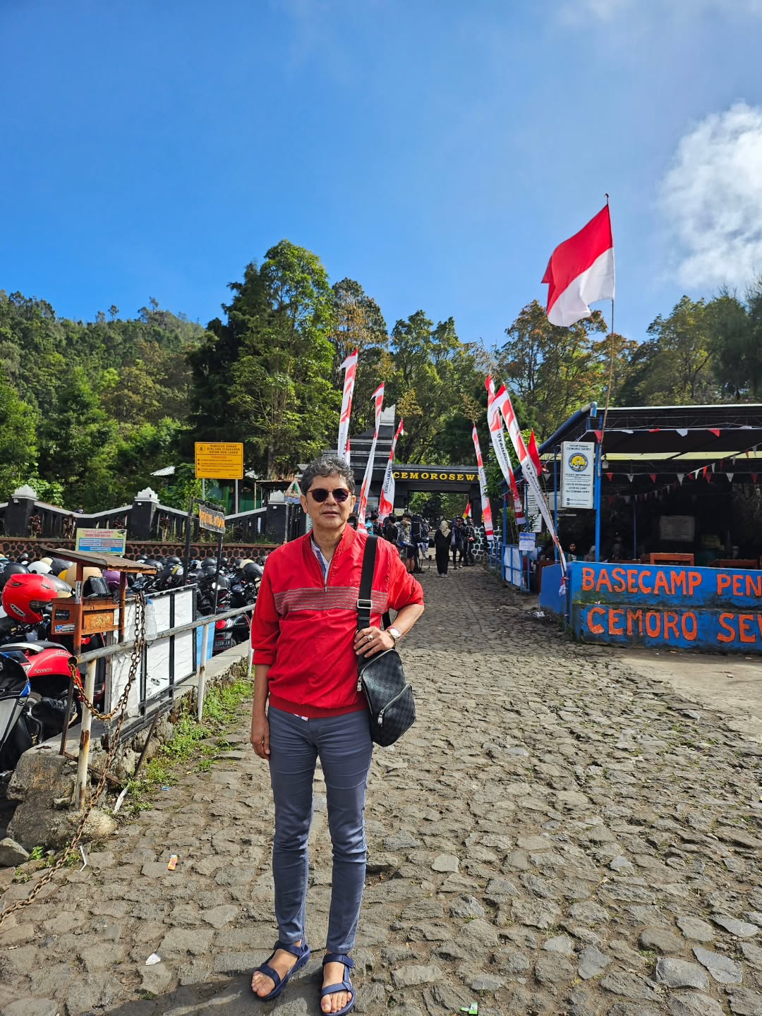 Jasa Porter Mewah Pemandangan Indah Alera Adventure Jasa Porter Mewah Alera Adventure dengan pemandangan gunung