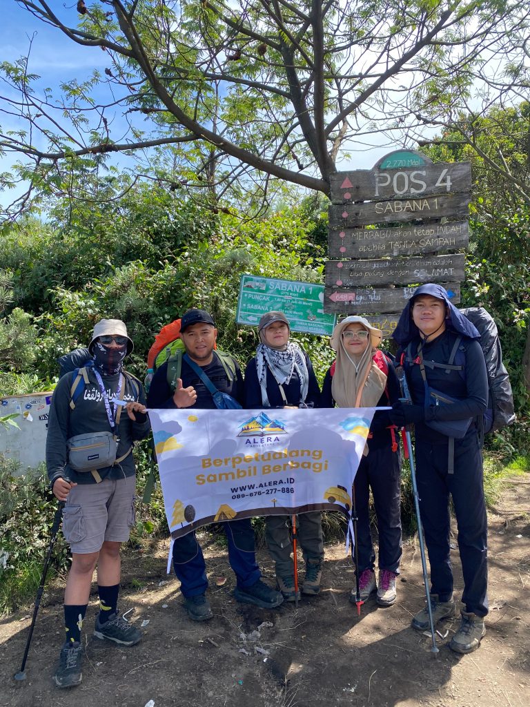 Jasa Porter Terpercaya Pendaki Ceria di Gunung Merbabu Alera Adventure Judul: Jasa Porter Terpercaya Merbabu Alera Adventure Keterangan: Senyum ceria pendaki ditemani porter handal, bukti Jasa Porter Terpercaya dari Alera Adventure! Dijamin naik gunung makin happy, hati senang, dompet aman (karena biaya dijamin transparan, chat WA aja!). Deskripsi: Nikmati pengalaman mendaki Gunung Merbabu yang menyenangkan dan tanpa beban dengan jasa porter terpercaya dari Alera Adventure. Porter profesional kami siap membantu membawa perlengkapan Anda, memastikan perjalanan aman dan nyaman. Dengan Alera Adventure, petualangan Anda di alam bebas selalu ditemani senyum dan dukungan terbaik.