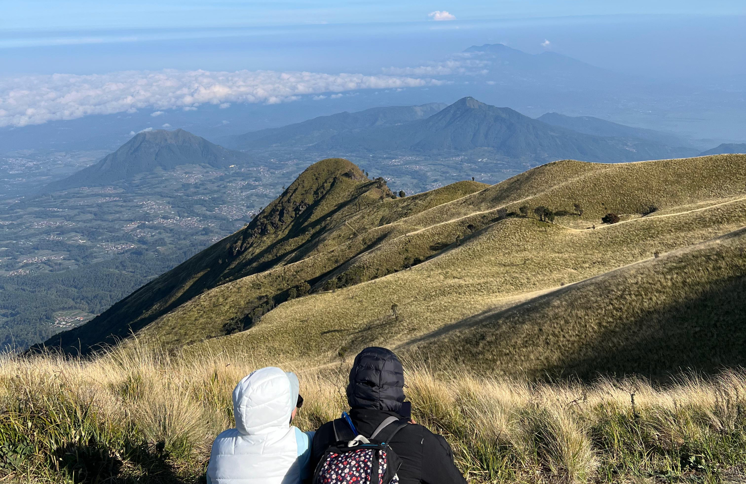 Liburan Bareng Alera Sunrise Lawu Alera Adventure Panorama matahari terbit yang dramatis di Gunung Lawu, menanti pendaki Liburan Bareng Alera. Alera Adventure.