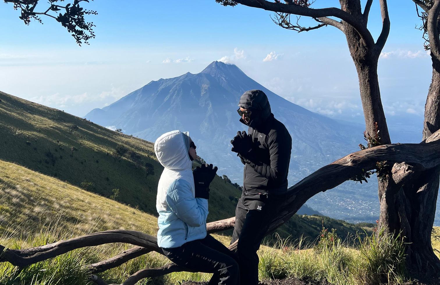 Pendaki di Puncak Merbabu Liburan Lebaran Mewah Alera Adventure Liburan Lebaran Mewah di Gunung Merbabu Alera Adventure