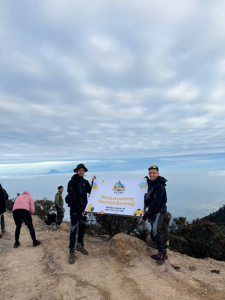Liburan Tahun Baru Pendaki Lawu Alera Adventure Keceriaan pendaki saat Liburan Tahun Baru di puncak Gunung Lawu Alera Adventure