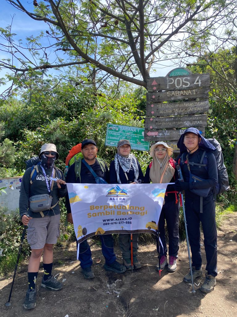 Pendaki Ceria di Gunung Merbabu Alera Adventure