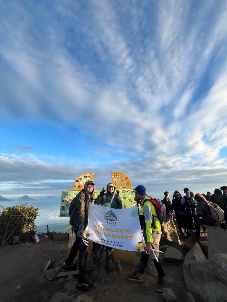 Mudik Lewat Selo Pemandangan Merbabu Alera Adventure. Judul: Mudik Lewat Selo Pendaki Merbabu Alera Adventure. Keterangan: Para petualang ceria saat mudik lewat Selo, siap menaklukkan Merbabu bersama Alera Adventure! Deskripsi: Pemandangan pendaki yang sedang menikmati keindahan Gunung Merbabu via Selo, menunjukkan semangat petualangan dan kebersamaan bersama Alera Adventure, sebuah perjalanan yang tak terlupakan saat mudik lewat Selo.