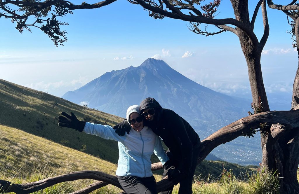 Paket Guide Merbabu Pendaki Senang Alera Adventure Judul: Paket Guide Merbabu Puncak Menawan Alera Adventure Keterangan: Senyum merekah di puncak Merbabu? Ini dia bukti Paket Guide Merbabu bikin hati bahagia! Deskripsi: Gambar pendaki yang ceria di puncak Gunung Merbabu, menggambarkan kebahagiaan dan kemudahan pendakian dengan Paket Guide Merbabu dari Alera Adventure.