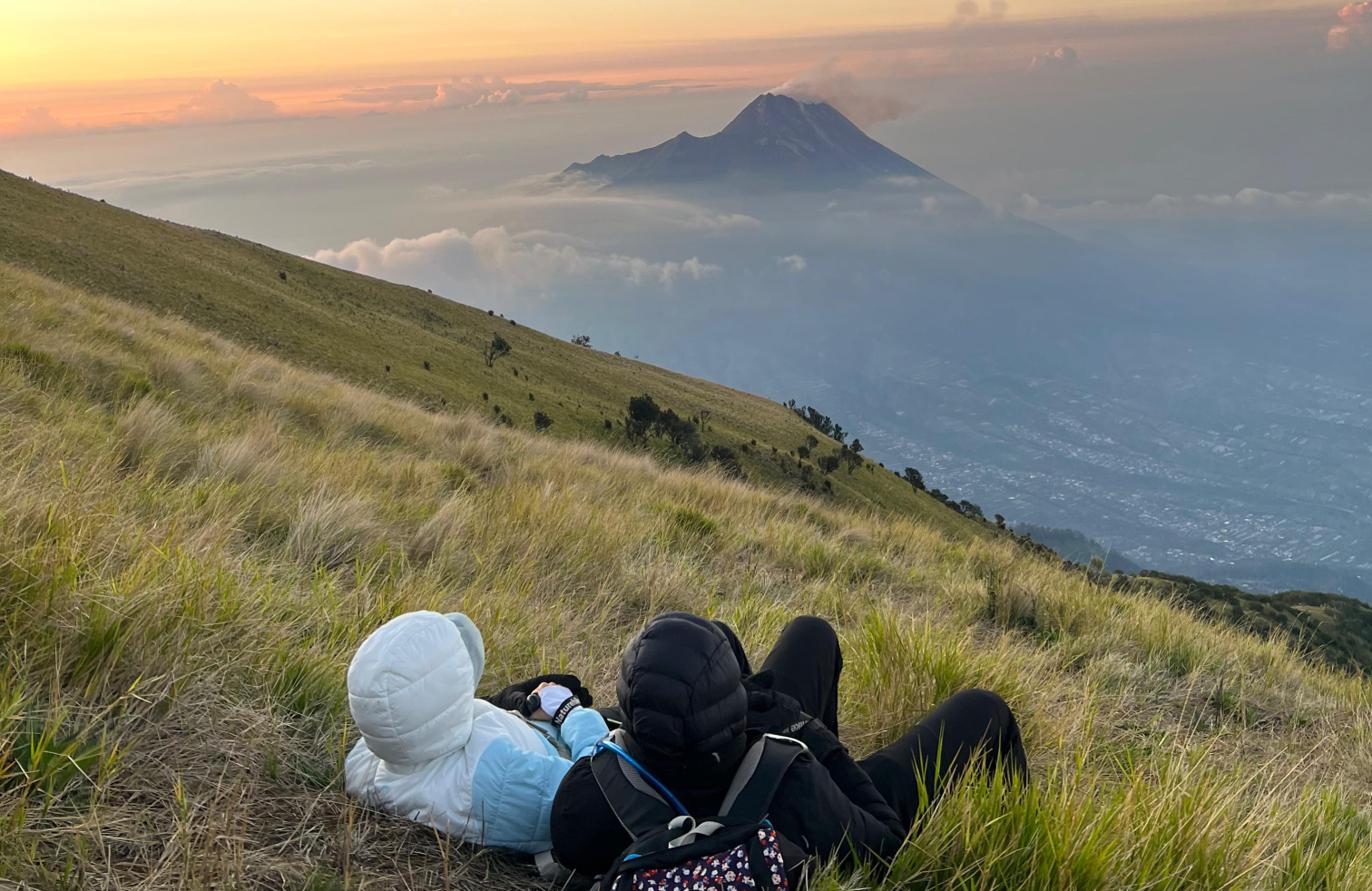 Paket Liburan Longweekend Pendaki Bahagia Alera Adventure Pendaki ceria menikmati alam saat Paket Liburan Longweekend Alera Adventure