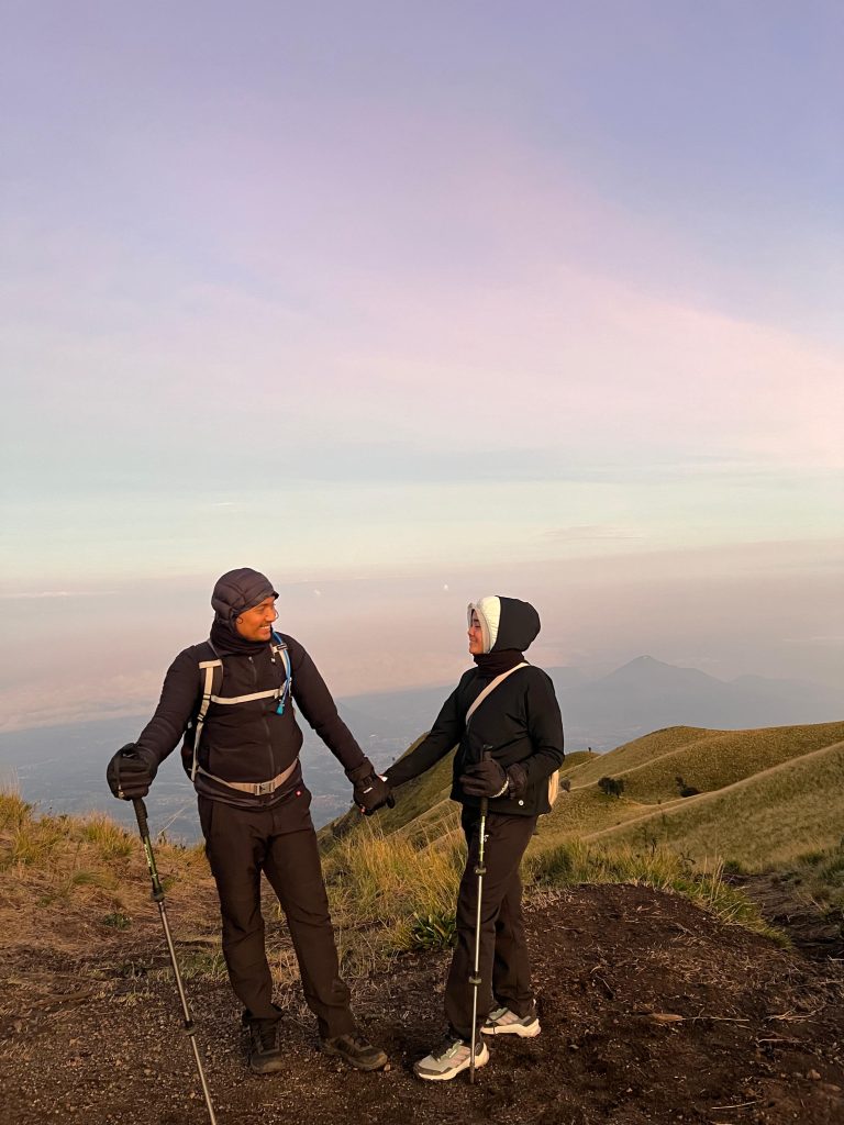 Pendaki menikmati pemandangan indah dengan Paket Porter Dipajaya Alera Adventure Judul: Paket Porter Dipajaya Pemandangan Indah Alera Adventure Keterangan: Senyum merekah, beban terangkat! Beginilah kira-kira ekspresi pendaki santuy yang ditemani Paket Porter Dipajaya dari Alera Adventure. Deskripsi: Nikmati keindahan alam tanpa harus memikul beban berat. Paket Porter Dipajaya Alera Adventure memastikan setiap langkahmu penuh kebahagiaan dan pemandangan menawan.