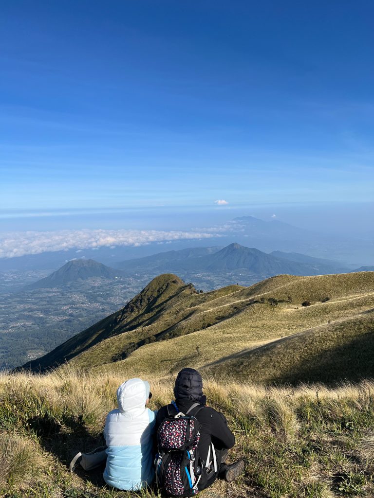 Pendaki dengan Paket Porter Suwanting di Merbabu Alera Adventure