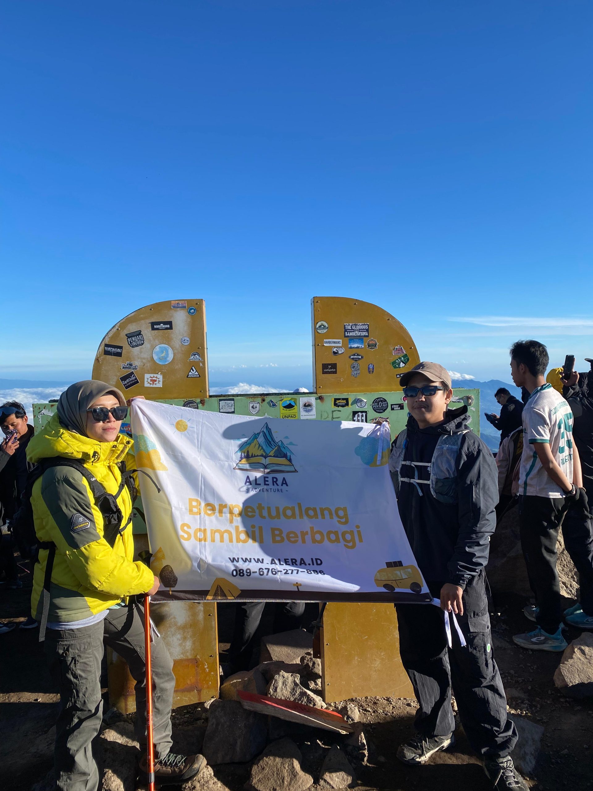 Paket Trip Aman Merbabu Sunrise Alera Adventure. Pendaki menikmati sunrise di gunung, Paket Trip Aman Alera Adventure.