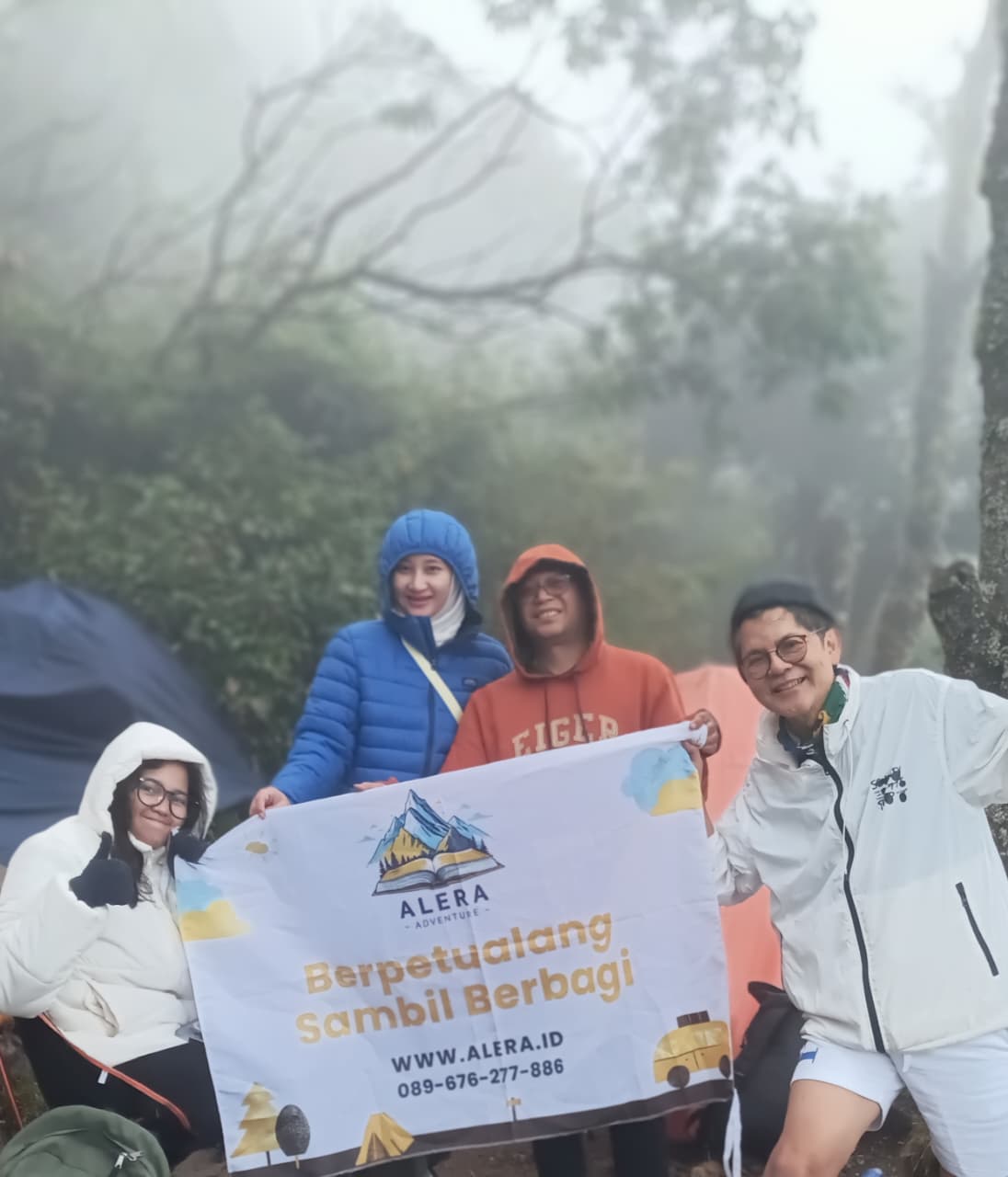 Indahnya Sunset Paket Trip Keluarga Lawu Alera Adventure Kebersamaan Paket Trip Keluarga menikmati panorama Gunung Lawu bersama Alera Adventure.
