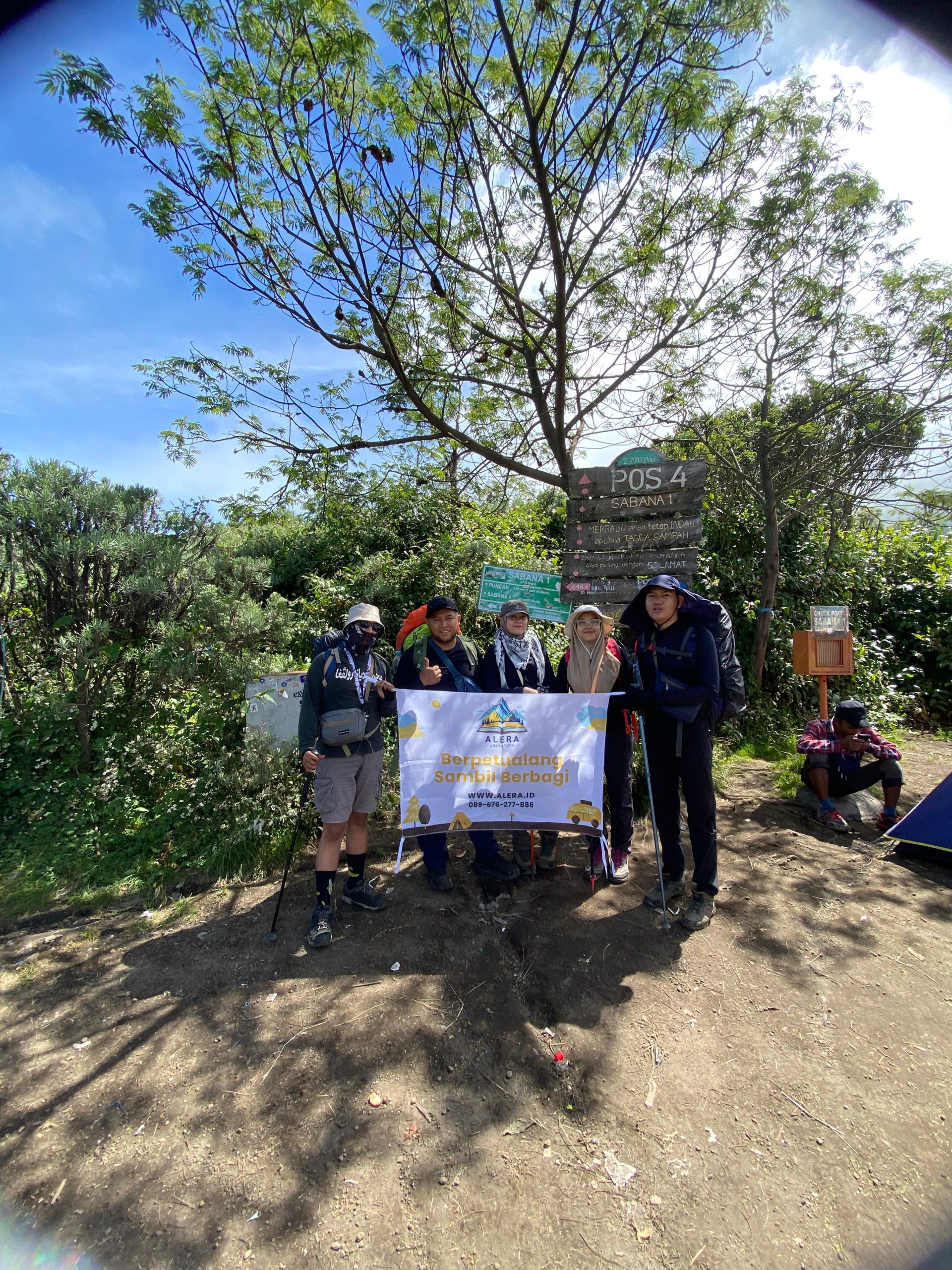 Paket Trip Outdoor Merbabu Alera Adventure Pendaki ceria dengan Paket Trip Outdoor Alera Adventure di Gunung Merbabu.