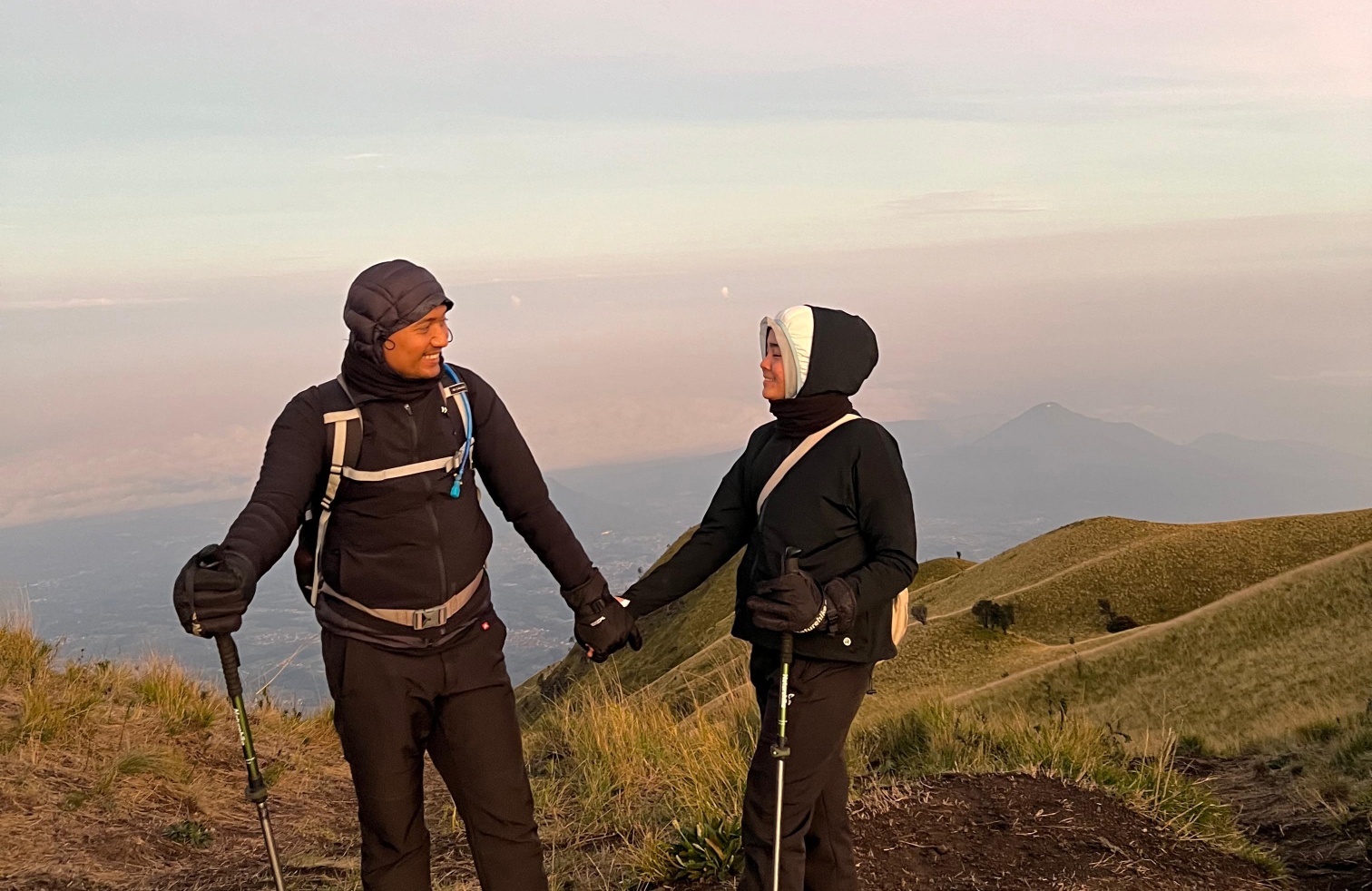 Paket Wisata Desember Keceriaan Puncak Alera Adventure Pendaki ceria berpose di puncak gunung saat Paket Wisata Desember Alera Adventure