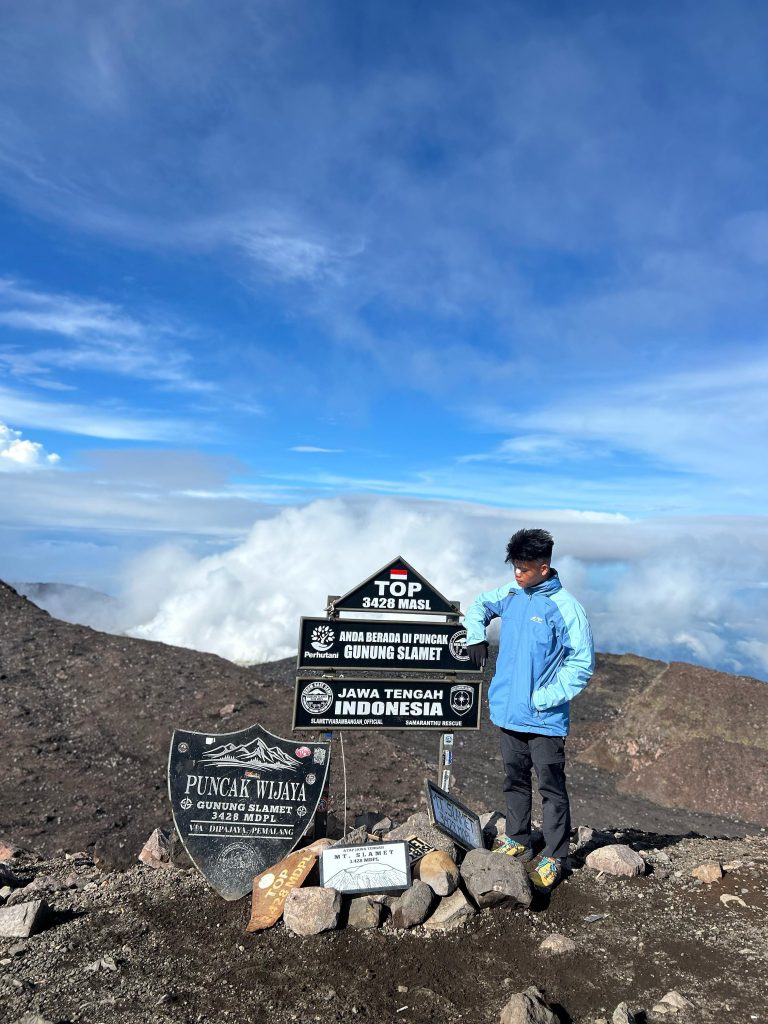 Pendaki menikmati pemandangan saat Paket Wisata Santai Alera Adventure