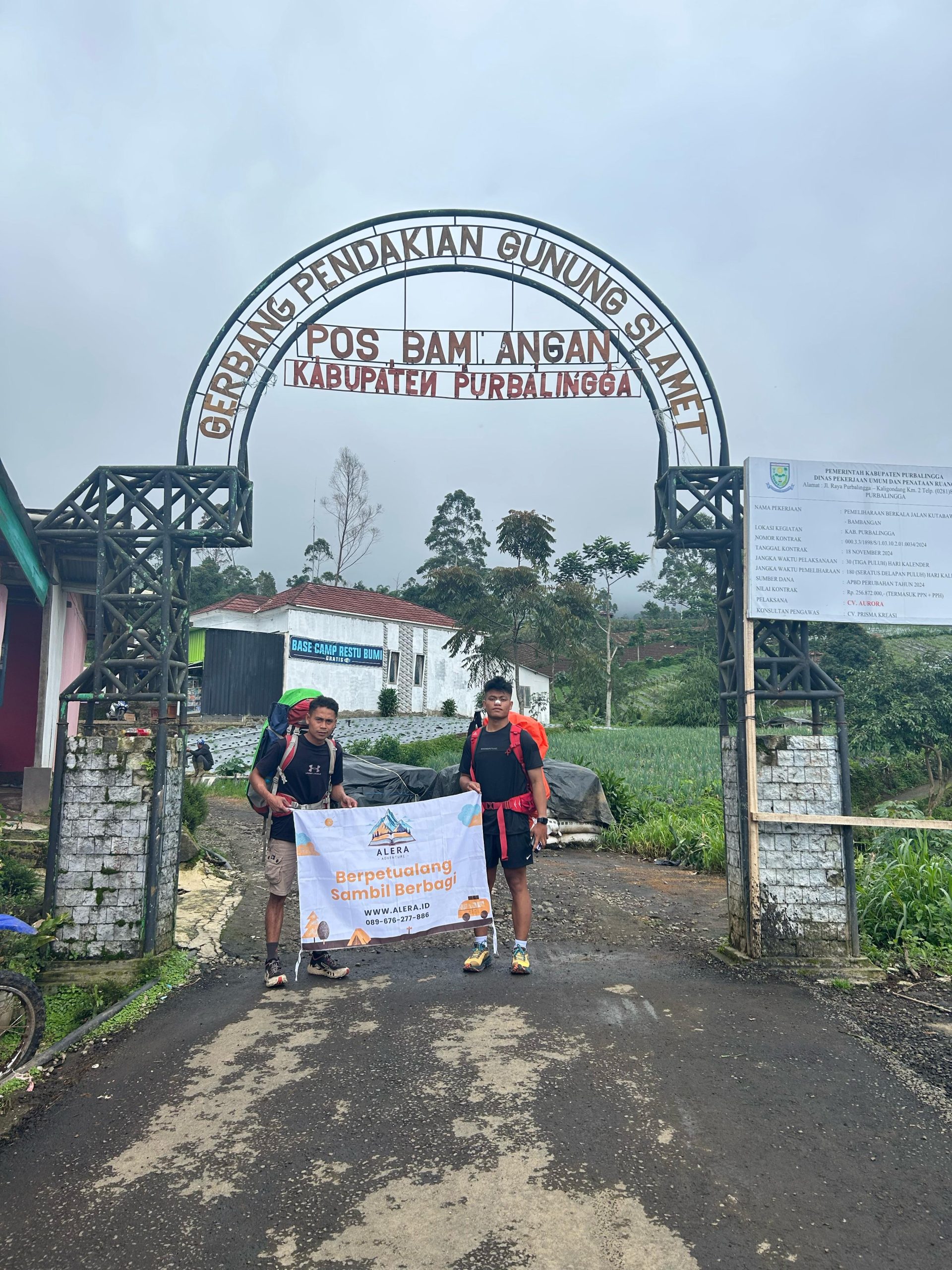 Porter Gunung Slamet Ceria Alera Adventure Porter Gunung Slamet yang tangguh membantu pendaki dengan senyum ceria Alera Adventure