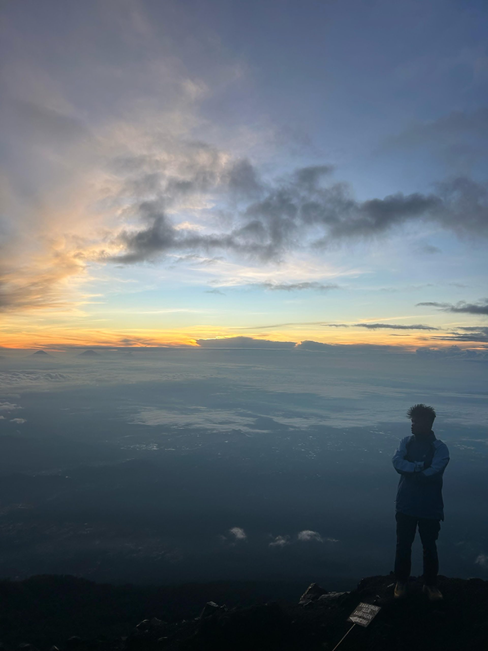Porter Gunung Slamet Pemandangan Indah Alera Adventure Porter Gunung Slamet beristirahat sejenak dengan pemandangan puncak yang menawan Alera Adventure
