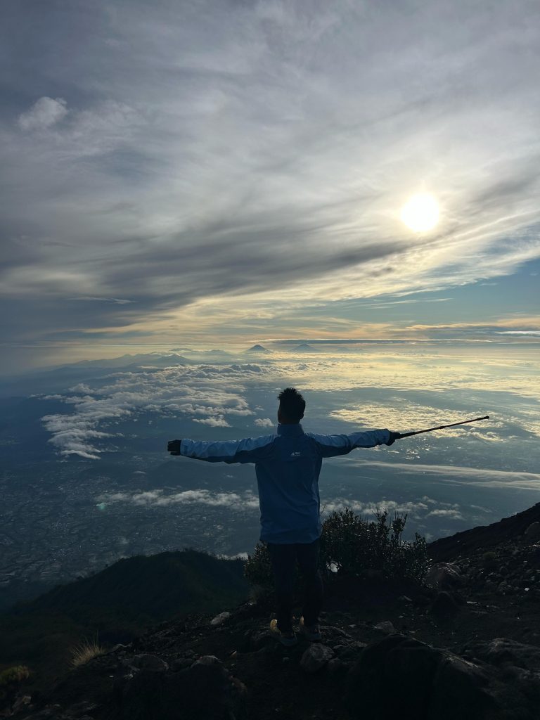Porter Slamet Dipajaya sedang membantu pendaki membawa perlengkapan di jalur pendakian Gunung Slamet Alera Adventure. Judul: Porter Slamet Dipajaya Bawa Barang Alera Adventure. Keterangan: Wah, Bapak Porter Slamet Dipajaya ini kuat banget ya, bawa barang segini banyak masih bisa senyum! Pasti punggungnya baja ringan! Deskripsi: Seorang porter profesional dari Gunung Slamet membantu pendaki membawa carrier besar, menunjukkan dedikasi dan kekuatan. Gambar ini cocok untuk artikel yang membahas layanan porter di Gunung Slamet, menonjolkan kemudahan pendakian bersama Alera Adventure.
