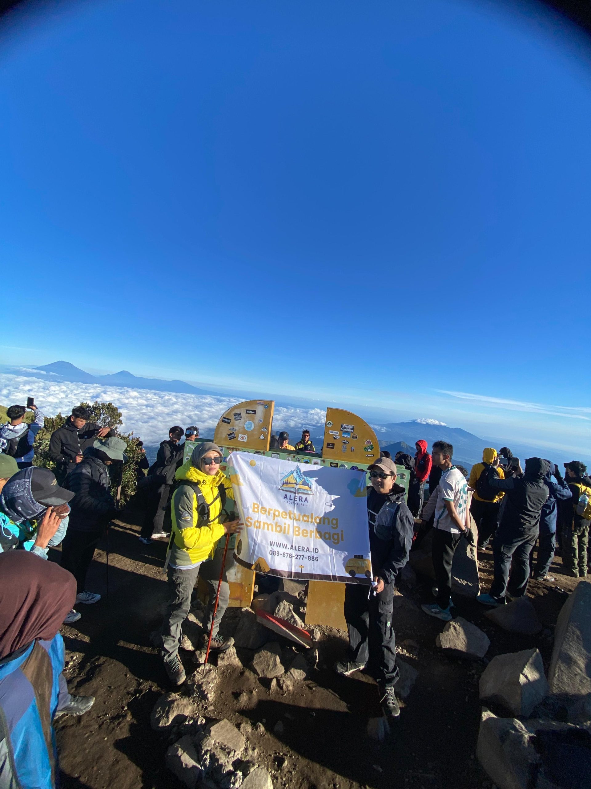 Pemandangan Merbabu Alera Adventure Pendaki ceria menikmati pemandangan Private Trip Merbabu bersama Alera Adventure.
