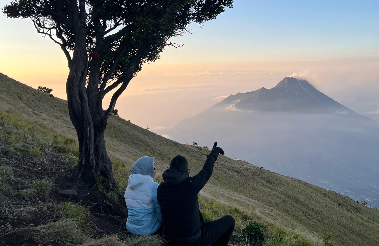 Sunrise Puncak Merbabu Private Trip Alera Adventure Pemandangan sunrise Private Trip Merbabu Alera Adventure