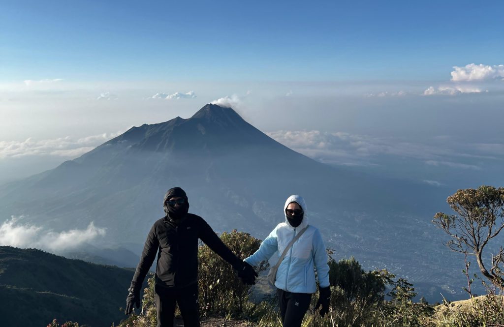 Pendaki ceria di puncak Merbabu, Rekomendasi Wisata Nasional Alera Adventure Judul: Rekomendasi Wisata Nasional Puncak Merbabu Alera Adventure Keterangan: Senyum merekah di puncak Merbabu, bukti kalau naik gunung itu bikin nagih! Bareng Alera Adventure, senyummu bakal lebih lebar lagi. Deskripsi: Foto pendaki yang sedang tersenyum lebar di puncak Gunung Merbabu, menyiratkan kebahagiaan dan kepuasan setelah mencapai salah satu Rekomendasi Wisata Nasional terbaik. Momen indah ini menunjukkan pengalaman mendaki yang tak terlupakan bersama Alera Adventure, menginspirasi para pecinta alam untuk menjelajahi keindahan Indonesia.