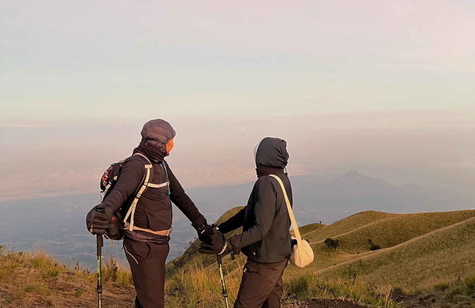 Rekomendasi Wisata Solo Pendaki Ceria Alera Adventure Pendaki ceria berpose di puncak gunung, Rekomendasi Wisata Solo Alera Adventure