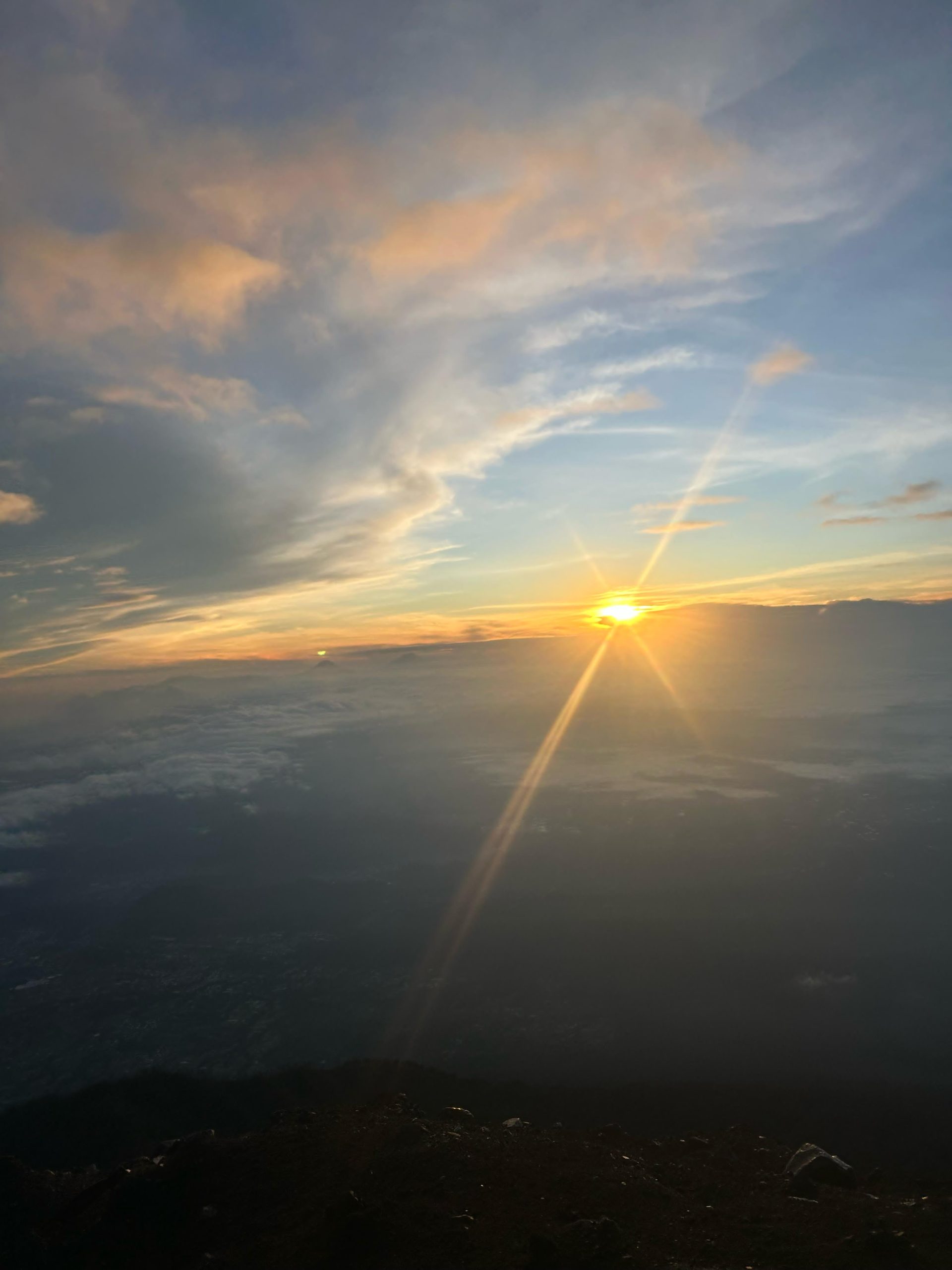 Rekomendasi Wisata Viral Pemandangan Slamet Alera Adventure Pendaki menikmati pemandangan gunung Slamet Alera Adventure