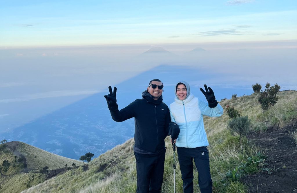 Pemandangan Tempat Wisata Berawan Gunung Merbabu Alera Adventure