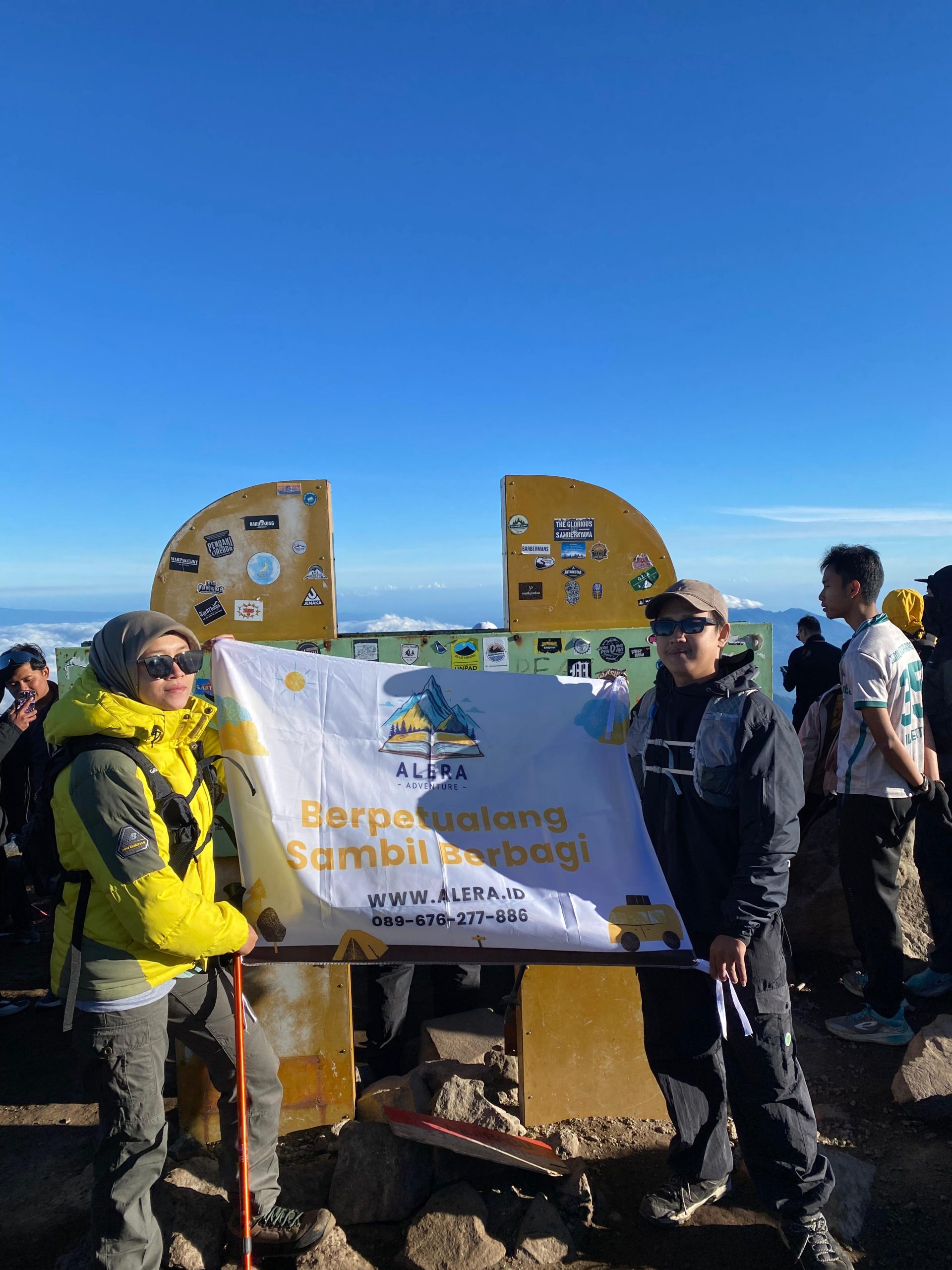 Trip Puncak Merbabu Pemandangan Alera Adventure Pendaki ceria di Trip Puncak Merbabu Alera Adventure