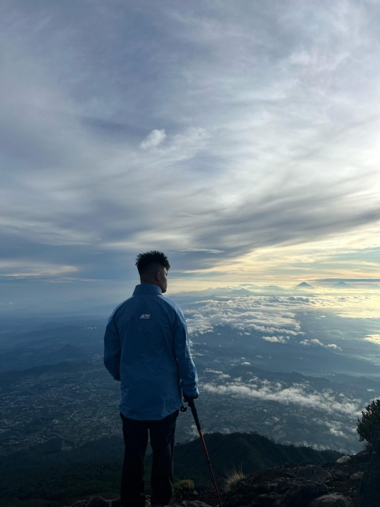 Wisata Alam Keluarga Pemandangan Gunung Slamet Alera Adventure Judul: Pemandangan Megah Gunung Slamet untuk Wisata Alam Keluarga Alera Adventure Keterangan: Waduh, kok bisa ya pemandangan sekeren ini cuma dinikmati sendirian? Yuk, ajak keluarga biar makin rame dan berkesan! Foto ini diambil di jalur pendakian Gunung Slamet, lho! Deskripsi: Gambar keluarga menikmati pemandangan alam indah di Gunung Slamet. Ideal untuk mempromosikan wisata alam keluarga yang nyaman dan aman bersama Alera Adventure, sambil menikmati keindahan pegunungan.