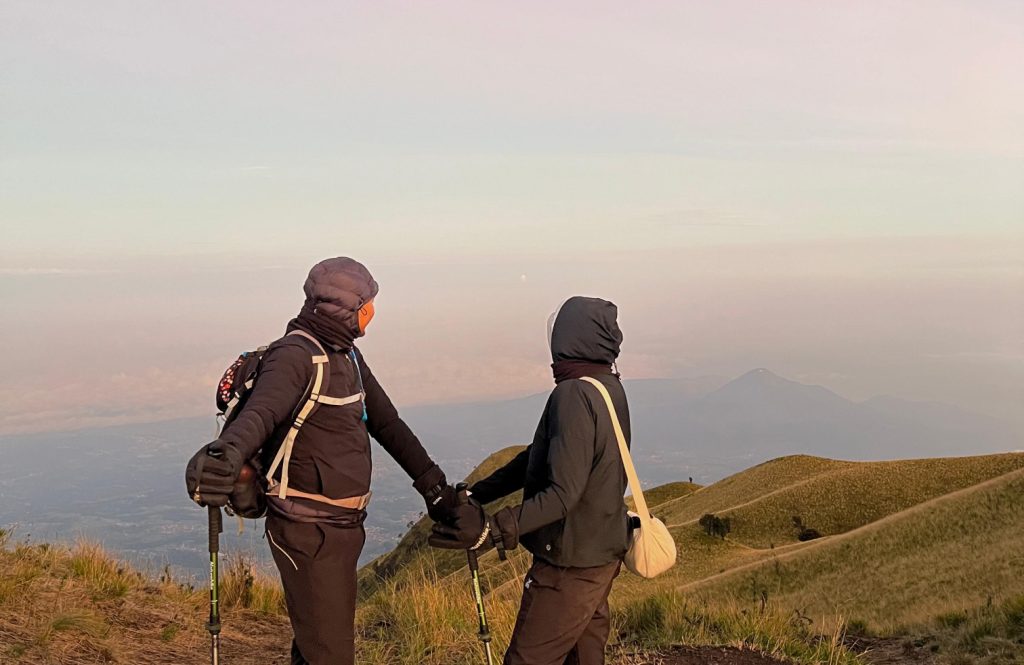 Pasangan di puncak gunung Merbabu Alera Adventure