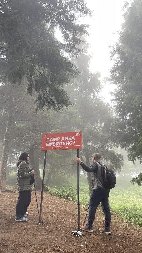 Guide Prau Paling Sabar dengan senyum di puncak Alera Adventure