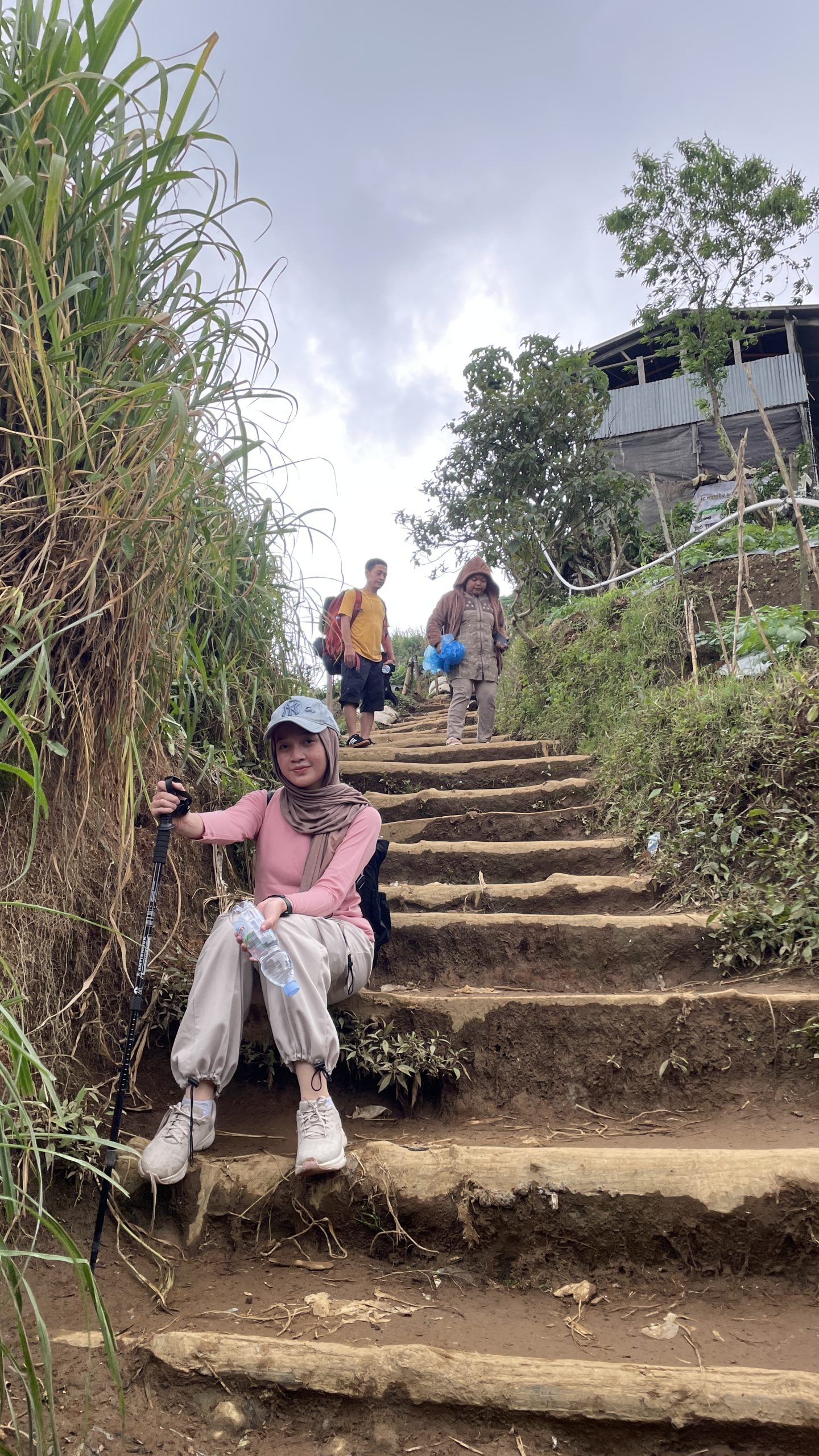 Guide Prau Via Wates Sunrise Puncak Alera Adventure Pendaki menikmati sunrise di puncak Gunung Prau via Wates Alera Adventure