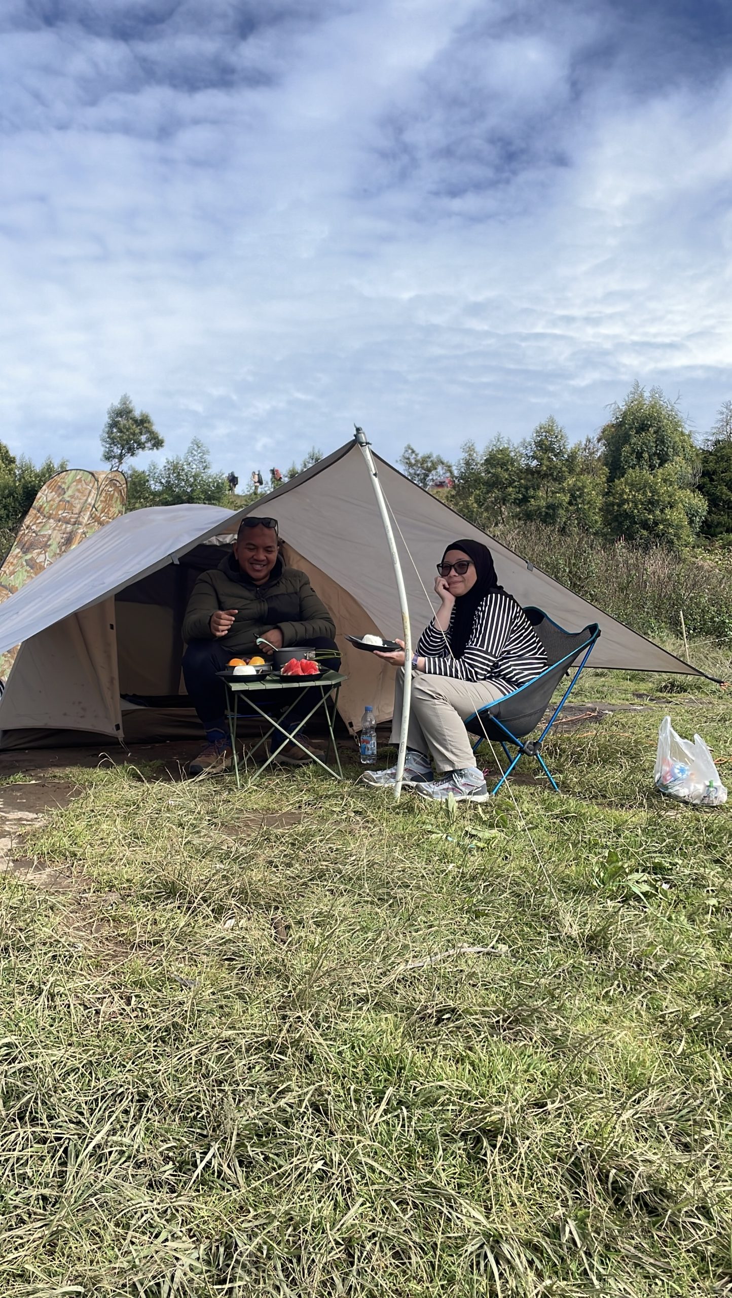 Jasa Porter Prau Profesional Camp Prau Alera Adventure Jasa Porter Prau Profesional membantu mendirikan tenda di camp area Prau Alera Adventure