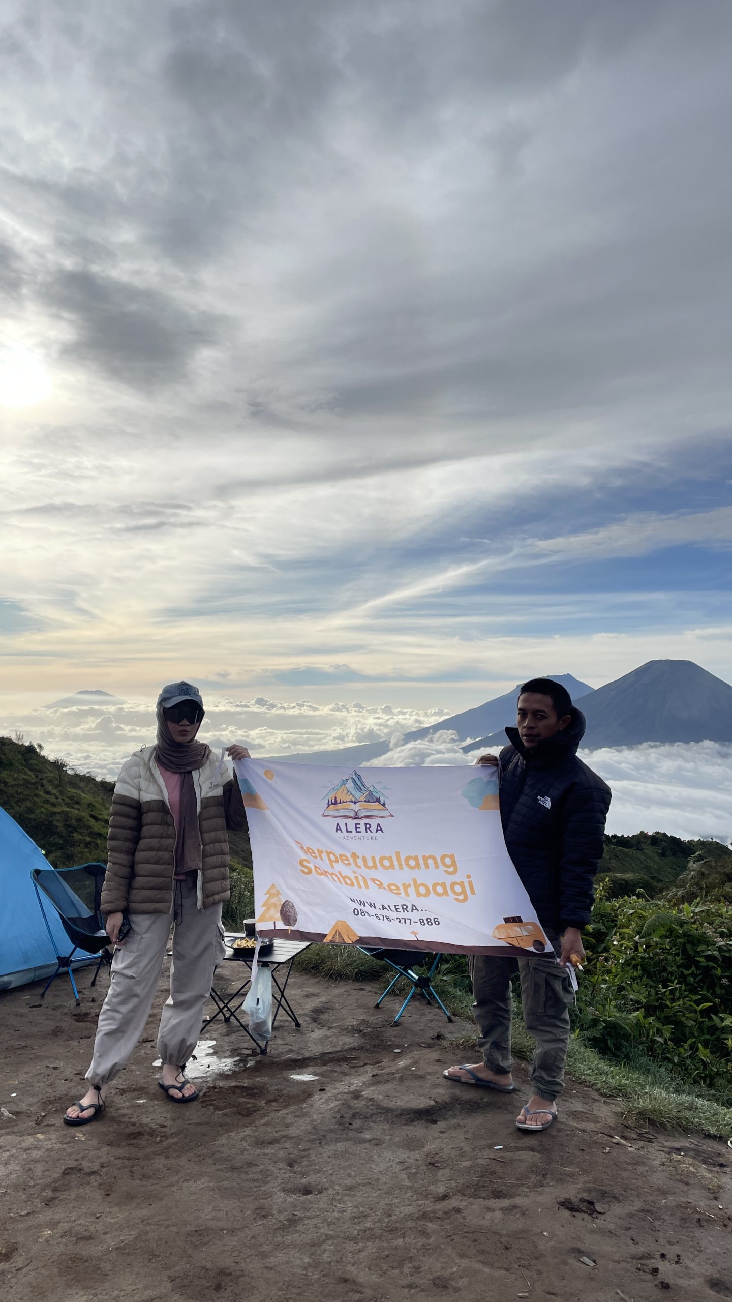 Pendaki Ceria di Puncak Gunung Prau Alera Adventure Pendaki ceria di puncak Gunung Prau Alera Adventure